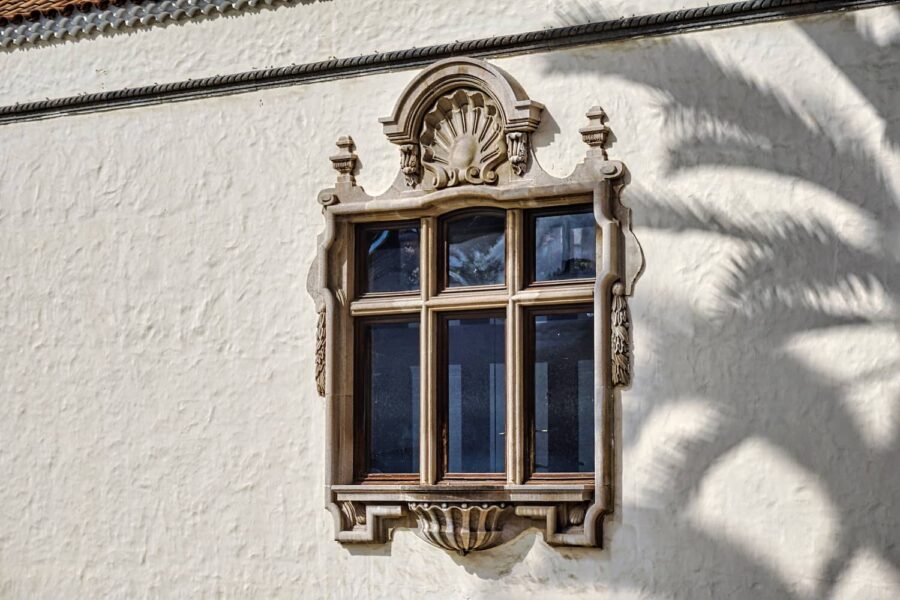 Mullioned windows
