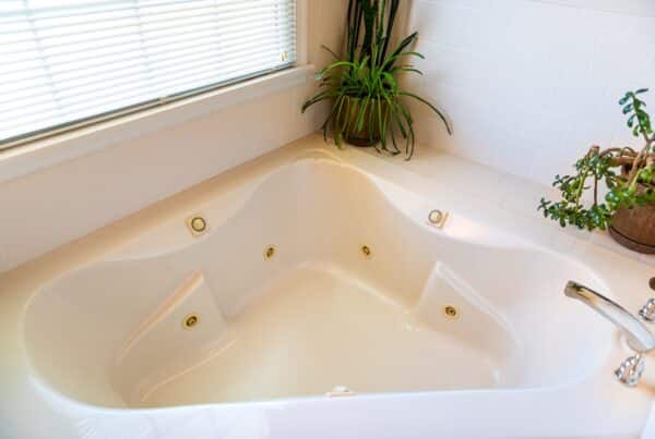How to clean a jacuzzi tub